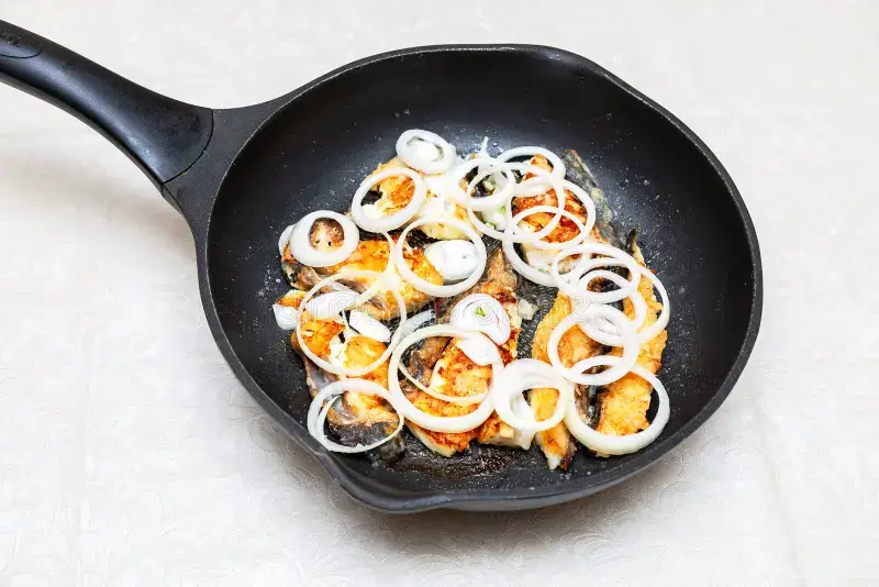 ماهی سوخاری در ماهیتابه
