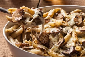 خوراک گوشت و قارچ و سیب زمینی و پنیر پیتزا