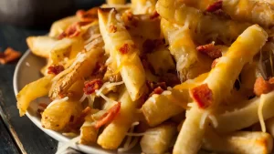 طرز تهیه سیب زمینی سرخ کرده با سس مخصوص پنیری