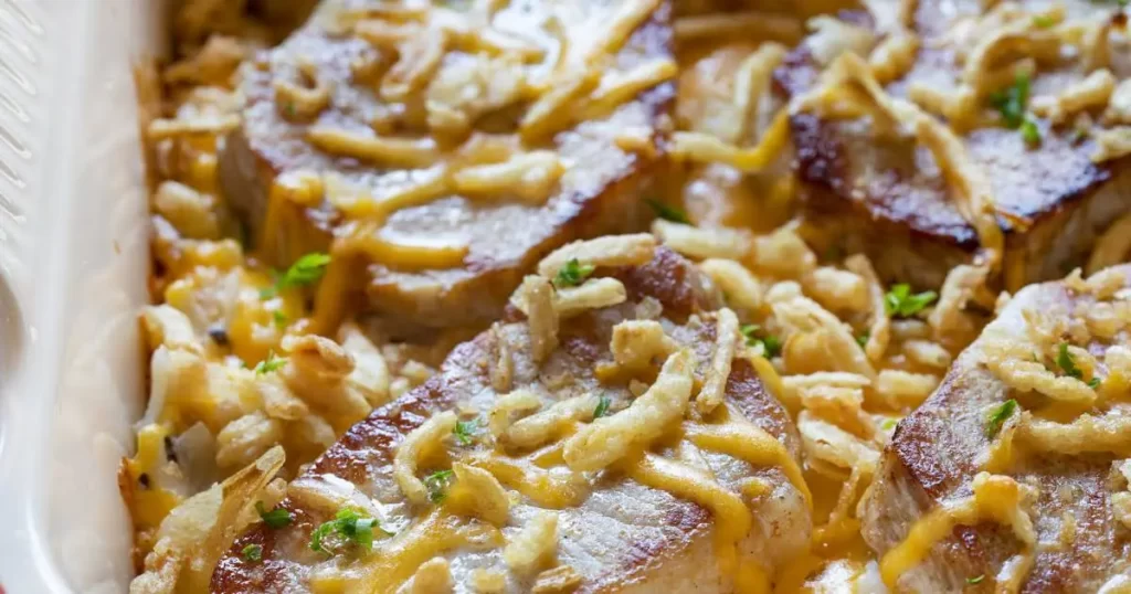 خوراک گوشت و قارچ و سیب زمینی و پنیر پیتزا